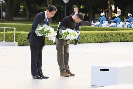 Prime Minister Kishida and President Volodymyr Zelenskyy at Hiroshima Cenotaph