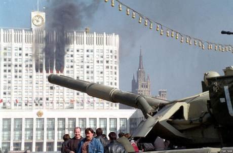 Tanks attack Russian Parliament