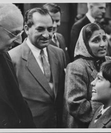 Frank Buchman meeting Mahatma Gandhi's grandson