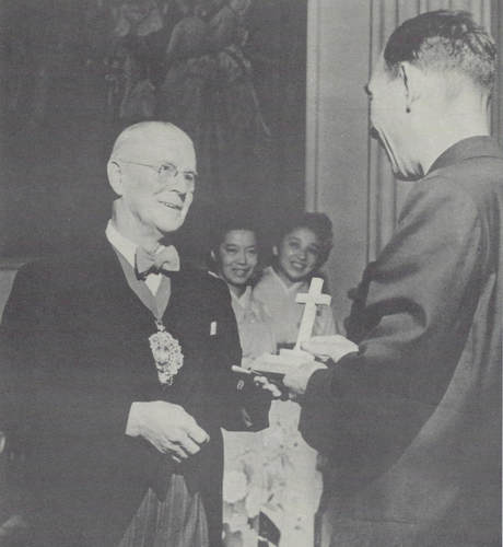 Hiroshima Mayor presents cross to London mayor